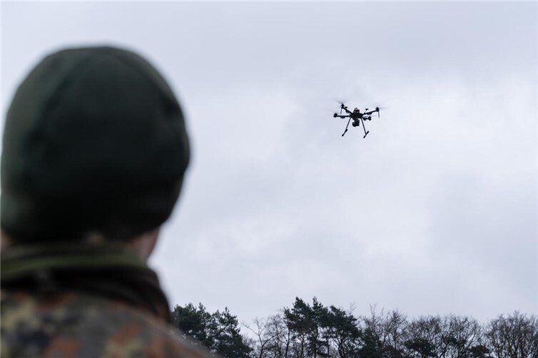 Drohnen sind im militärischen Umfeld nicht mehr wegzudenken. Auch im ehemaligen JHQ in der Nähe von Mönchengladbach wurden Drohnen eingesetzt. Sie dienten zur Feinddarstellung und zur Eigensicherung.
