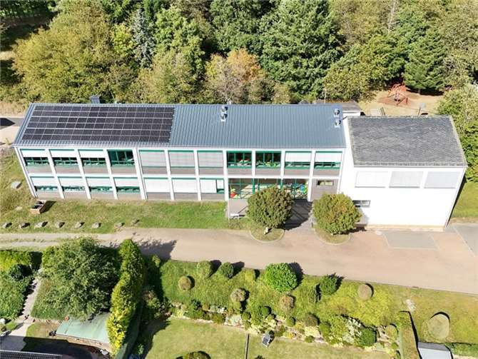 Drohnenaufnahme der Grundschule Herresbach mit dem neuen Dach und der neuen Photovoltaikanlage (links im Bild).  Copyright: Norbert Bartz