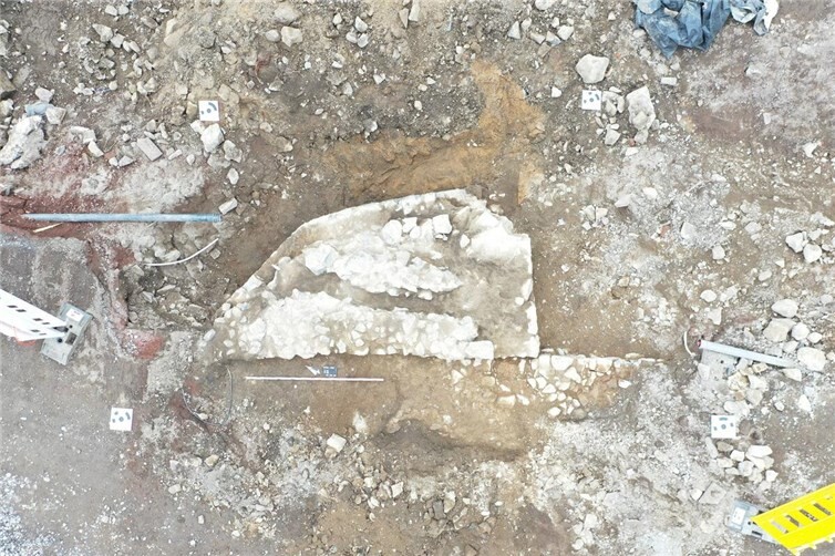 Drohnenaufnahme des Befundes - Halbturm mit anschließender Stadtmauer. Foto: GDKE – Abteilung Landesarchäologie