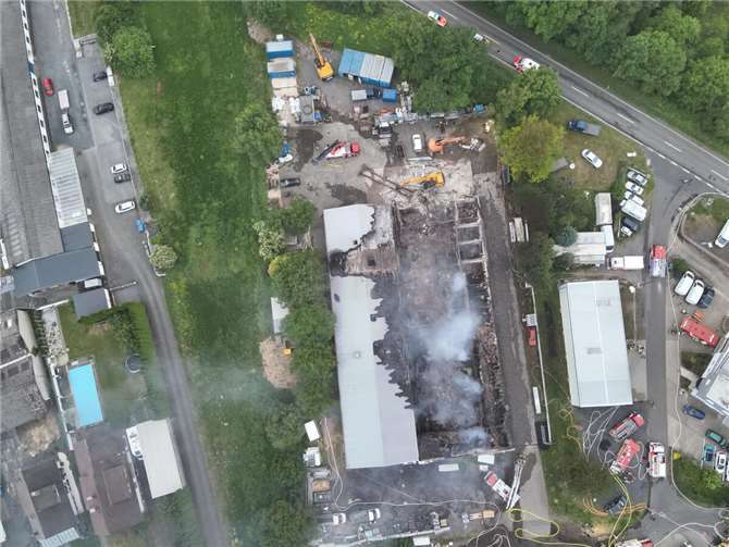 Drohnenaufnahme von der zerstörten Halle. Foto: Stadt Neuwied / Feuerwehr 