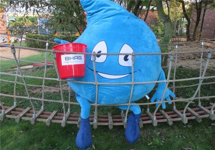 Droppy auf Wasserreise.Bad Honnef AG