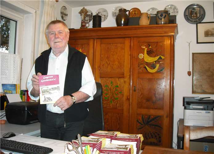 Druckfrisch packt Josef Kretzer den 8. Band seiner ‚Engerser Geschichte/n‘ aus und verzichtet in diesem Jahr aus Pandemiegründen auf die sonst übliche öffentliche Vorstellung im Kreis seiner Mitautoren. Foto: privat
