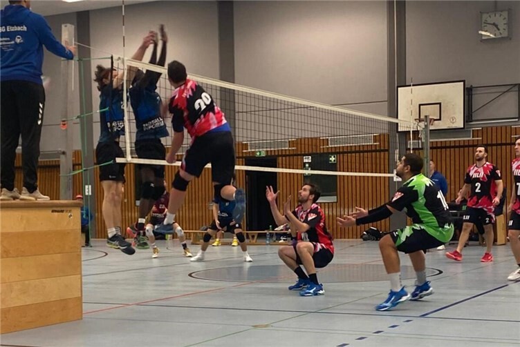 Druckvoller Angriff des TV 05 Mülheim gegen den Block der SSG Etzbach.