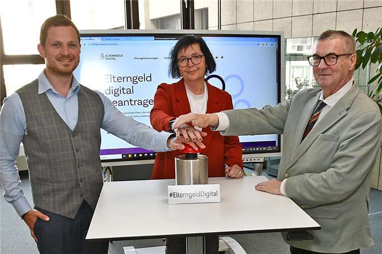 Drücken den symbolischen Startknopf für die digitale Antragstellung beim Elterngeld in MYK: Landrat Dr. Alexander Saftig (rechts), Heike Schäfer, Leiterin des Referats Erziehungsleistungen, und Tobias Querbach, zuständiger Projektmanager für die Digitalisierung des Landkreises Mayen-Koblenz. Foto: Kreisverwaltung MYK/Damian Morcinek