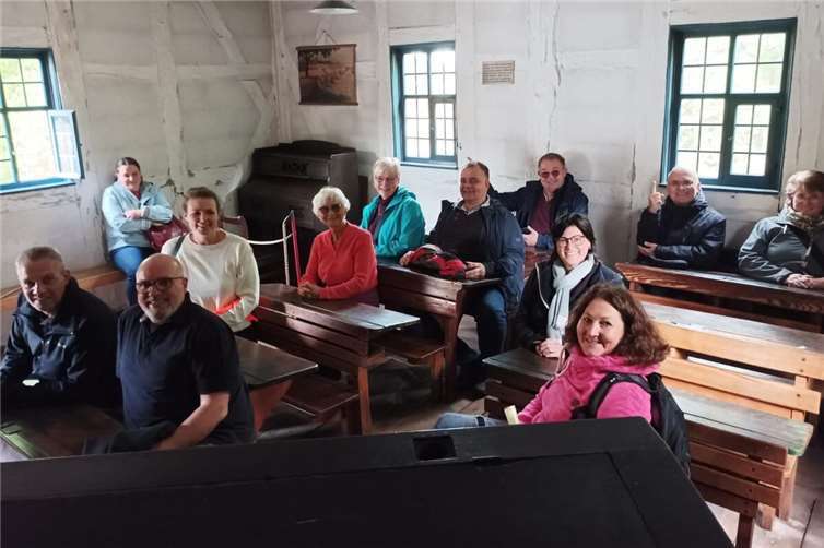 Drückten in der historischen Dorfschule des Freilichtmuseums Kommern noch einmal die Schulbank: Die Ausflügler des Rheinbreitbacher Bürgervereins. Foto: privat