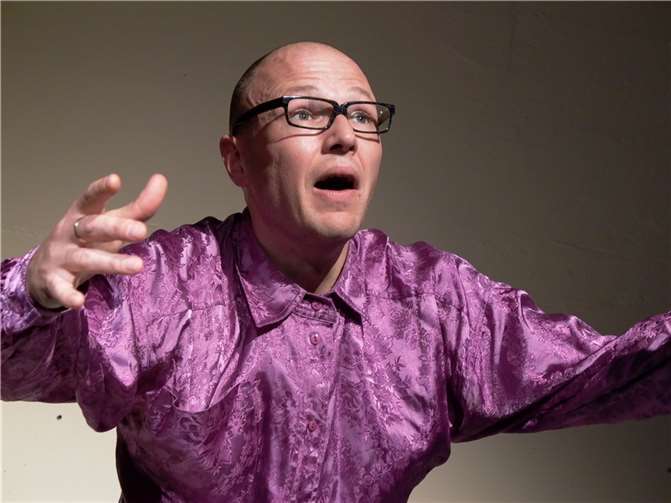 „Du bist meine Mutter“ ist ein Theaterstück, das dem Darsteller Achim Conrad alles abverlangt.  Foto: movingtheatre