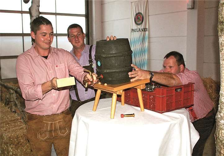 „Du musst nicht den Nippel durch die Lasche ziehn, sondern den Stiel in den Klöppel drücken“, riet Lionel Gironde seinem Chef beim Fassanstich mit Hindernissen.
