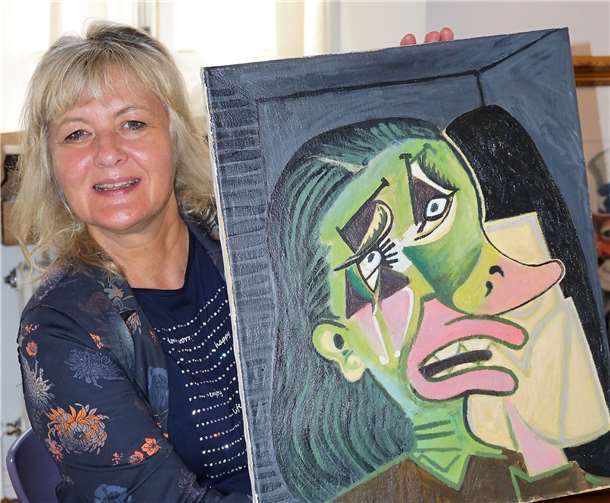 Duckomenta Geschäftsführerin Anke Doepner enthüllt den „Picasso“ der eigens für Neuwied gemalt wurde.