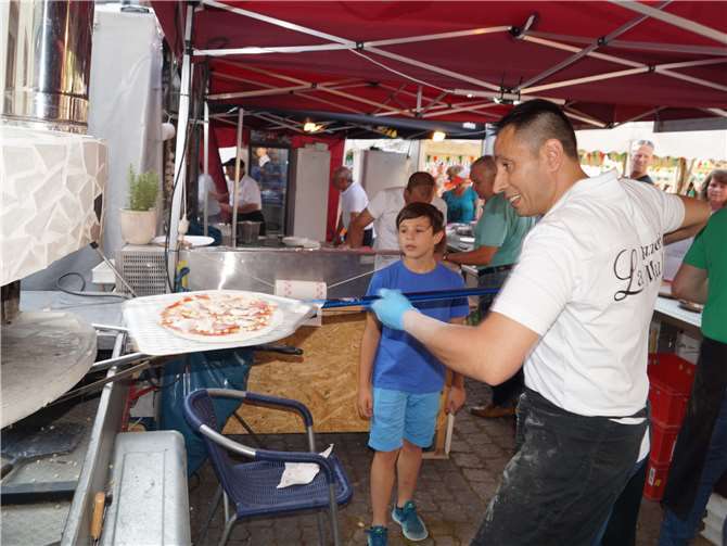 Duftende Pizzavariationen kamen direkt aus dem Steinofen, fachmännisch vom Nachwuchs begutachtet. TT