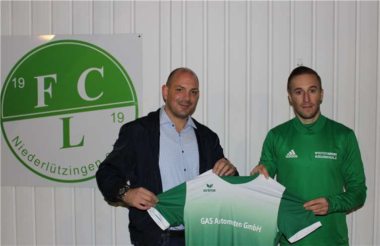 Dugaxhin Ganijaj übergab an den Spielführer Timo Kaspari die neuen Trikots. Foto: privat