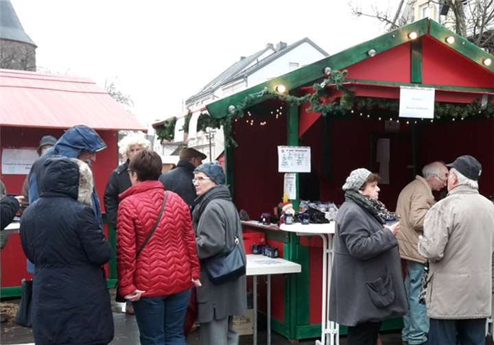 Dunkle Wolken, aber Freude in und an der Lions-Bude in Rheinbach. Die Freude über die Erlöse zugunsten der Flüchtlingshilfe war gleichermaßen groß.