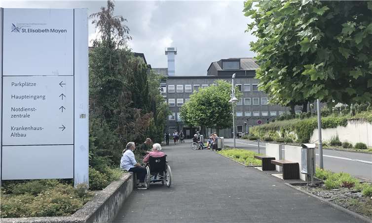 Dunkle Wolken über dem Mayener St. Elisabeth-Krankenhaus? Die Kreisverwaltung soll jetzt prüfen, ob und zu welchen Bedingungen es aus dem Klinikverbund des GKM herausgelöst werden kann.Foto: WE