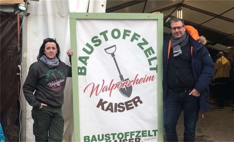 Spende: 126 Tonnen Fliesen für die Flutgebiete im Ahrtal Dural spendet Hilfsgüter für die Flutregion Ahrtal. Vertriebsleiter Oliver Doba (re.) macht sich vor Ort ein Bild der Lage. Ehrenamtliche Helfer wie Tanja Weyer (li.) organisieren im Baustoffzelt Kaiser in Walporzheim die Verteilung. Foto: Dural