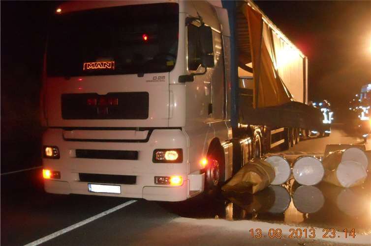 Durch 2.000 Liter ausgelaufenen Honig wurde die Fahrbahn unpassierbar und musste etwa 6 Stunden gesperrt werden. Foto: Polizei Mayen