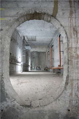 „Durch Beton-Bullaugen hindurch geht es von Brückenabschnitt zu Brückenabschnitt. Auf einer Länge von insgesamt 1200 Metern werden innerhalb des Brückenhohlraums unterhalb der Autobahn A 48 die Vorbereitungen für die neue Glasfaserinfrastruktur gelegt.“  Foto: Bjarne-Fynn Schmidt/evm