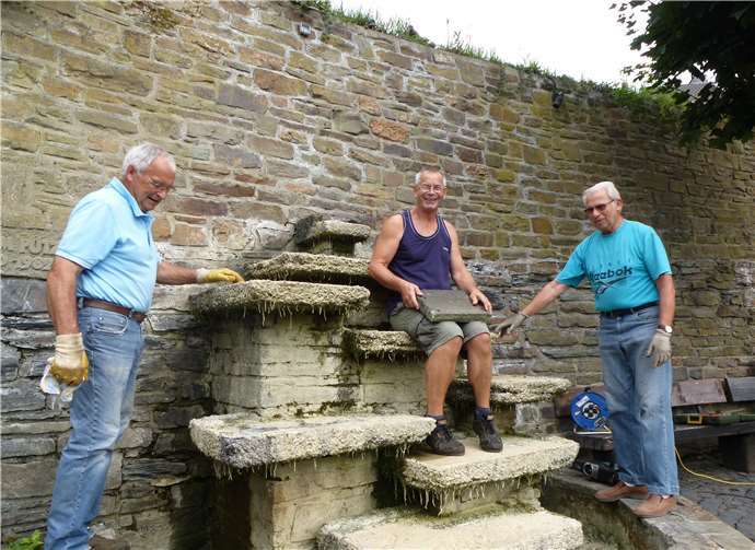Fest am renovierten Brunnen Durch Eigenleistung enstand der neue Brunnen.privat
