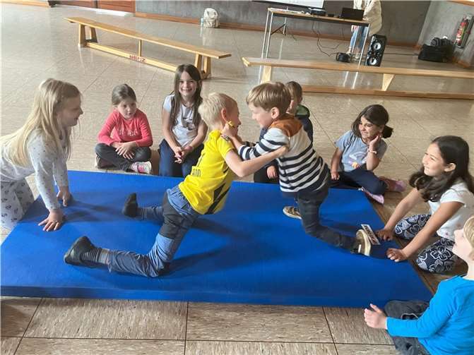 Durch Konfrontation mit Alltags- und Streitsituationen, lernten die Kinde , sich durch ausdrucksfähige Stimme und Körpersprache selbstbewusst zu behaupten.  Foto: Anka Kuntze