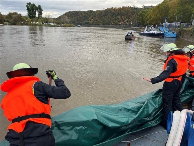 Schiffsunfall auf der Mosel: Güterschiff schlägt Leck Durch Kräfte der Feuerwehr Koblenz und Mitarbeiter des Wasserstraßen- und Schifffahrtsamtes (WSA) wird an der Leckage gearbeitet. Foto: Polizeipräsidium Einsatz, Logistik und Technik WSP-Station Koblenz