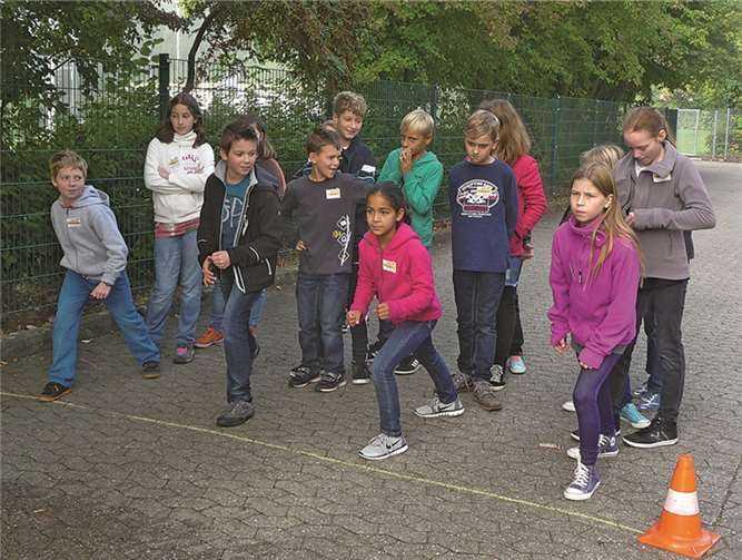 Durch Laufen und Stoppen auf ein Zeichen hin wurde der eigene Anhalteweg ermittelt.