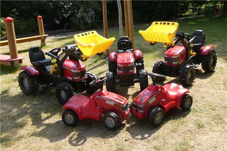 Durch Spenden bekam die Kita in Thür vier neue Trettraktoren und ein Tretschlepper.  Foto: privat
