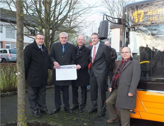 Durch Stadtbürgermeister Michael Thiesen, Verbandsgemeindebürgermeister Thilo Becker und Vertreter der evm Verkehrs GmbH wurde das neue ÖPNV-Angebot offiziell in Betrieb genommen.privat