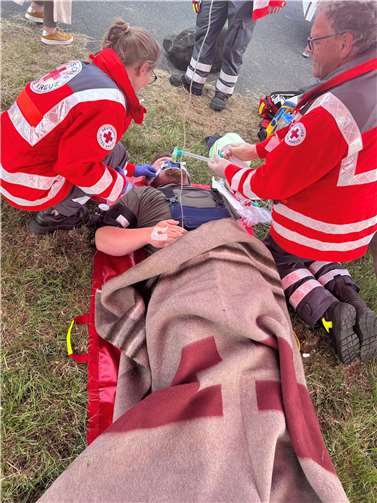 Durch Teamarbeit schafften sie es, die Verletzten abzutransportieren.