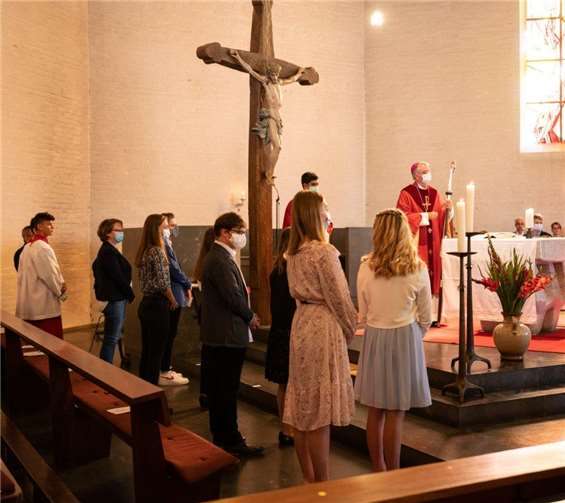 Durch Weihbischof Jörg Michael Peters wurde in der Pfarrkirche St. Germanus in Niederzissen 49 jungen Menschen das Sakrament der Firmung gespendet.Foto: privat