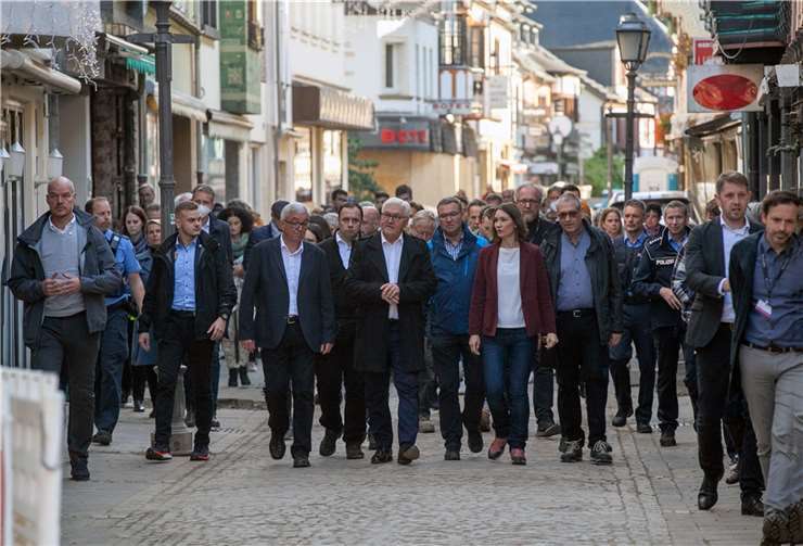 Durch das Ahrtor hindurch machte sich Bundespräsident Frank-Walter Steinmeier auf einen Rundgang durch die historische Altstadt von Ahrweiler, die durch die Starkregenflut vom 15. Juli schwer in Mitleidenschaft gezogen wurde.Foto: JOST