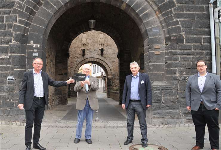 Durch das Engagement von Heinz Stark (2. von links) konnte der Höchststand des Hochwassers von 1784 mit 11,09 Meter exakt rekonstruiert worden. Oberbürgermeister Achim Hütten (links), Bürgermeister Claus Peitz und Museumsleiter Kai Seebert (rechts) freuen sich, dass am Rheintor und am Bollwerk jetzt entsprechende Plaketten angebracht werden konnten.Foto: Stadt Andernach/Maurer