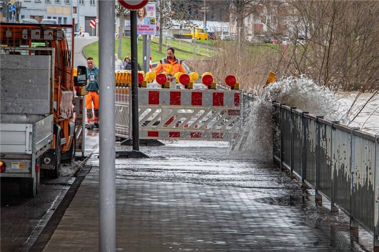 Durch das Hochwasser der Mosel in den vergangenen Tagen ist ein Teil des Fußwegs am Peter-Altmeier-Ufers unterhalb der Europabrücke in Koblenz unterspült worden und abgesackt. 