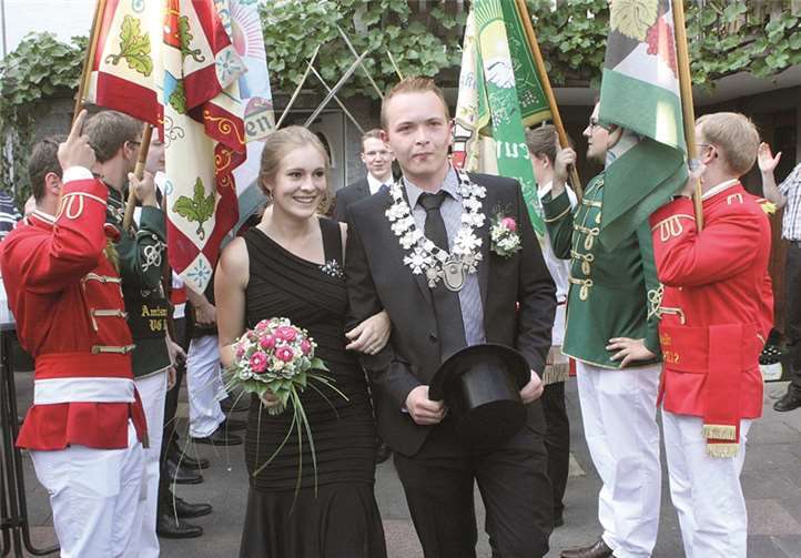 Durch das Meer der Fahnen bahnte sich das junge Königspaar, Eric Strunk und Aline Kluge-Wilkes den Weg ins Freie. -DL-