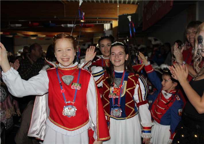 Durch das Spalier der Majoretten, Sterne und Ministerne zog Hannah I. auf die Bühne.
