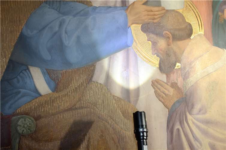 Durch das Streiflicht der Taschenlampe lassen sich einzelne Schadstellen besser erkennen.