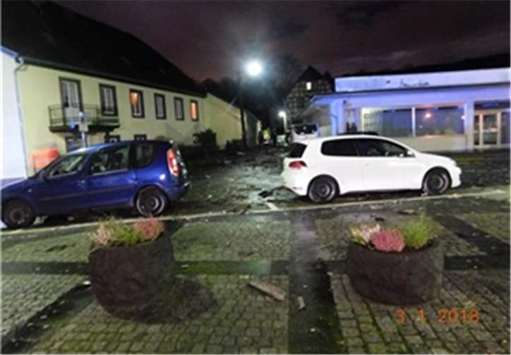 Durch das Unwetter wurden auch Häuser und Autos beschädigt.