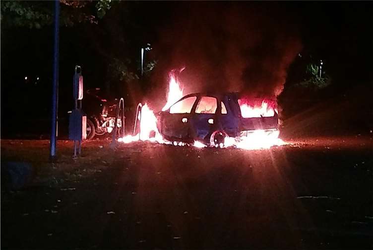 Durch das brennende Fahrzeug in Oberlahnstein wurden zwei weitere Fahrzeuge beschädigt.