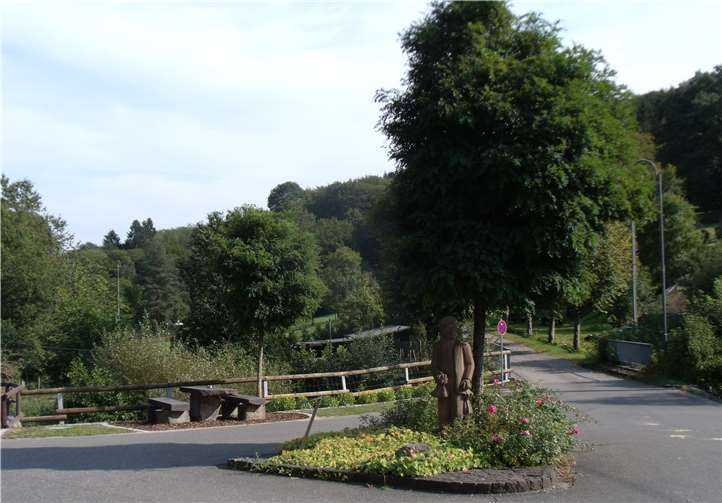 Durch das ehrenamtliche Engagement einer Familie aus Eichenbach wurde der Platz rund um die Bläke-Fritz-Statue in Eichenbach neu gestaltet. Fotos: Gemeinde Eichenbach