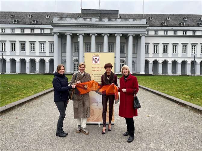 Durch das gemeinsame Engagement der beiden Koblenzer Zonta Clubs konnte fast 40 Familien, Einzelpersonen und Institutionen geholfen werden: v.l. Michaela von Heusinger (Präsidentin Zonta Club Koblenz Rhein-Mosel), Dr. Patricia von Landenberg (Präsidentin Zonta Club Koblenz), Ulli Piel (Zonta Club Koblenz), Elke Hofacker (Schriftführerin Zonta Club Koblenz Rhein-Mosel). Quelle: Zonta Clubs Koblenz