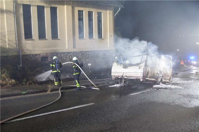 Durch das schnelle Eingreifen der Feuerwehr konnte ein Übergreifen der Flammen verhindert werden.