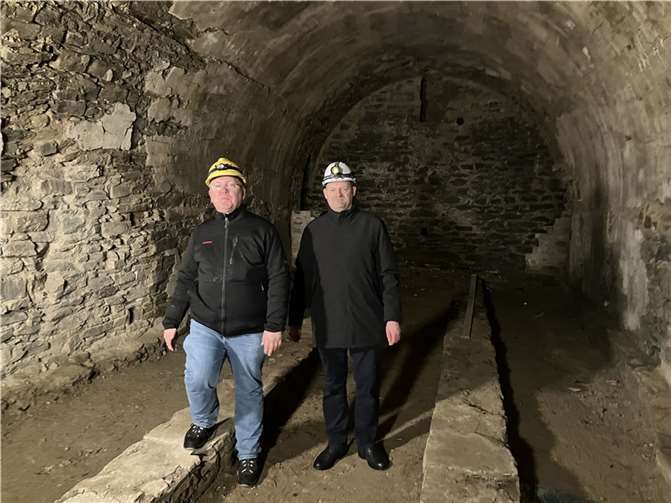 Durch das unterirdische Kriegspulvermagazin werden Manfred Böckling (links) von der Denkmalschutzbehörde und Michael Karkosch als Projektleiter vom Eigenbetrieb führen.  Foto: Stadt Koblenz/ Verena Groß