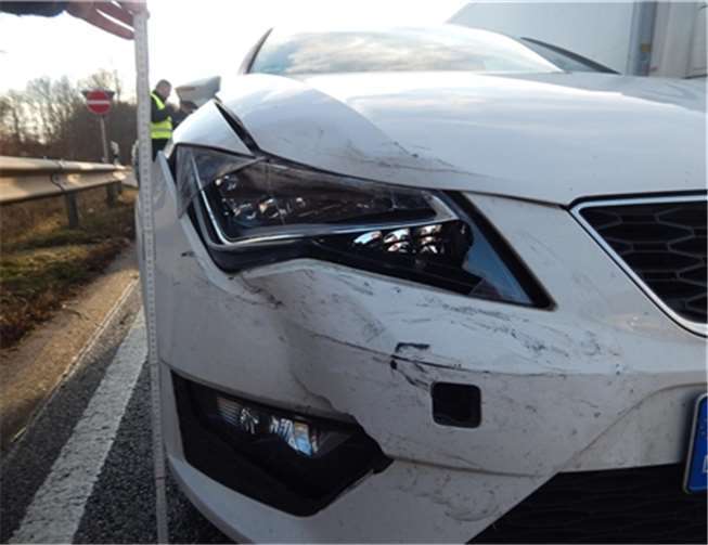 Durch den Auffahrunfall des 25-Jährigen entstand ein Sachschaden von ca. 5.000 Euro. Foto: Polizei