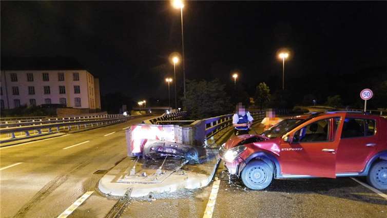Durch den Aufprall entstand am Fahrzeug Totalschaden. Polizei