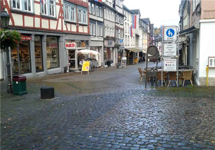 Durch den Einbau von neuen Pollern soll die Fußgängerzone in Montabaur besser vor unberechtigt einfahrenden Fahrzeugen geschützt werden. Die Baumaßnahmen beginnen am 4. November an der oberen Einfahrt zur Kirchstraße. Der Bereich ist dann für rund drei Wochen für den Fahrzeugverkehr gesperrt. Foto: privat