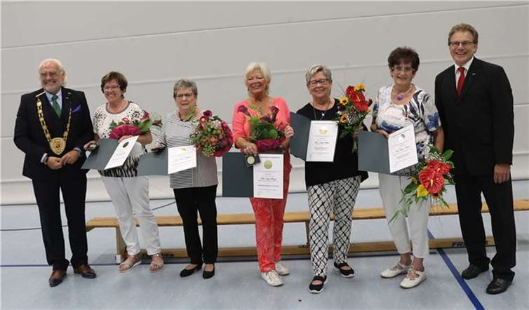 Neuwahlen standen auf der Tagesordnung Durch den Präsidenten der RKK geehrte Möhnen, von links nach rechts: Präsident RKK Hans Mayer, Renate Israel, Irmgard Baulig, Ingrid Ringel, Elsbeth Müller, Christa Krechel und Geschäftsführer RKK Gerd-Walter Adler.