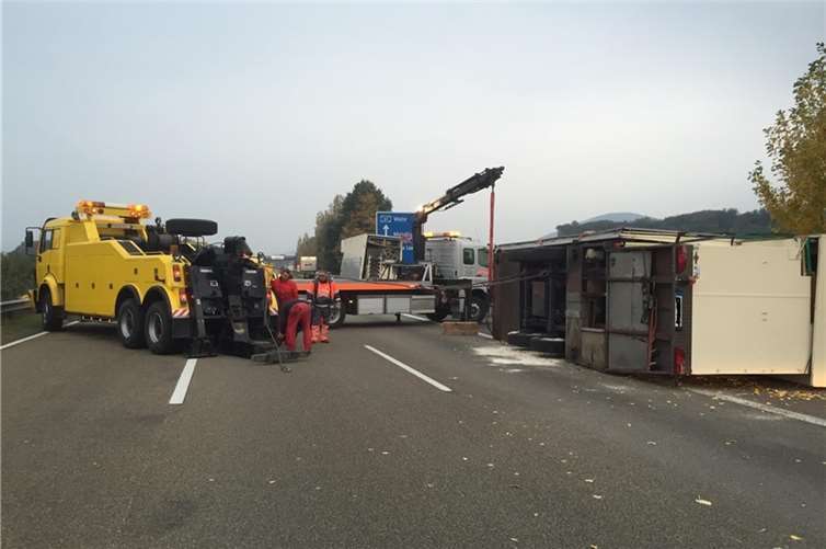 Durch den Reifenplatzer entstand ein Sachschaden von 250.000 Euro. Foto: Polizei
