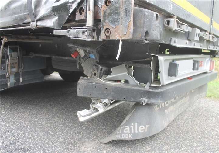 Auto fährt unter Lkw: 75-Jährige schwer verletzt Durch den Unfall entstand ein Schaden von insgesamt 16.000 Euro.