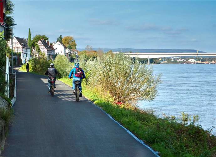 Durch den bereits erfolgten Ausbau des Leinpfades entlang des Rheins in Kesselheim wurden die Bedingungen für den Rad- und Fußverkehr deutlich verbessert.Foto: Stadt Koblenz / Ralph Emmerich