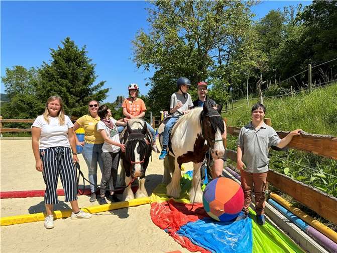 Durch die Begegnung mit dem Pferd wird ganzheitlich Körper, Geist und Seele angesprochen.  Foto: „Du bist Wir e.V.“