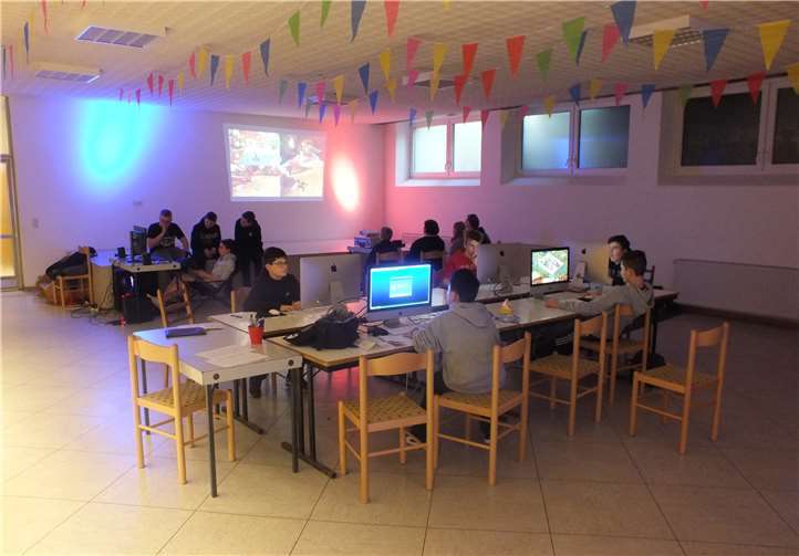 Durch die Bereitstellung von fünf modernen PCs durch die medienpädagogische Fachstelle Rheinland-Pfalz können die Kinder sich frei „austoben“. Foto: Pro Büro für Jugendarbeit