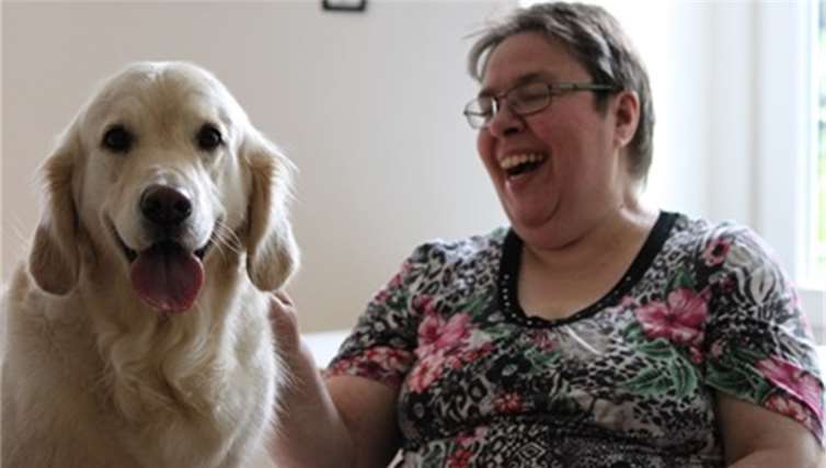 Durch die Berührung des Fells wird ein bestimmtes Hormon im Körper ausgeschüttet, das körperlich schwer eingeschränkte Menschen beweglicher macht.privat