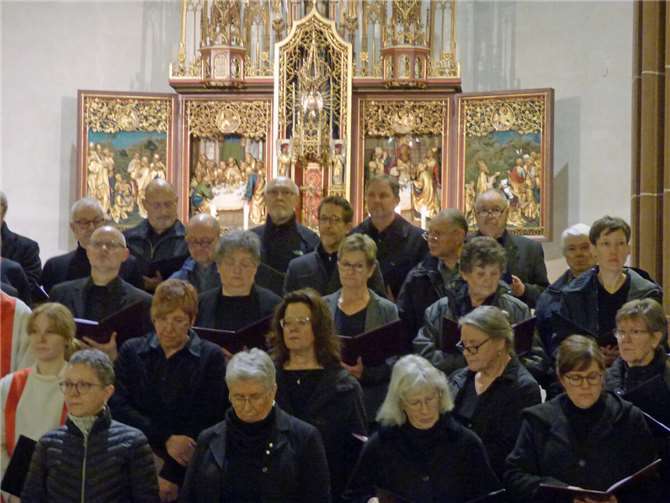 Durch die Chöre stand die Musik im Mittelpunkt beim Evensong.  Foto: Hans Hartenfels